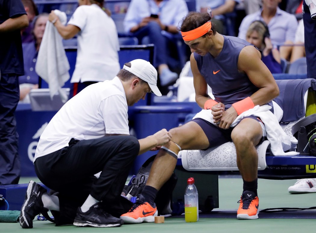 Rafael Nadal si nechává ošetřit bolavé koleno během semifinále US Open
