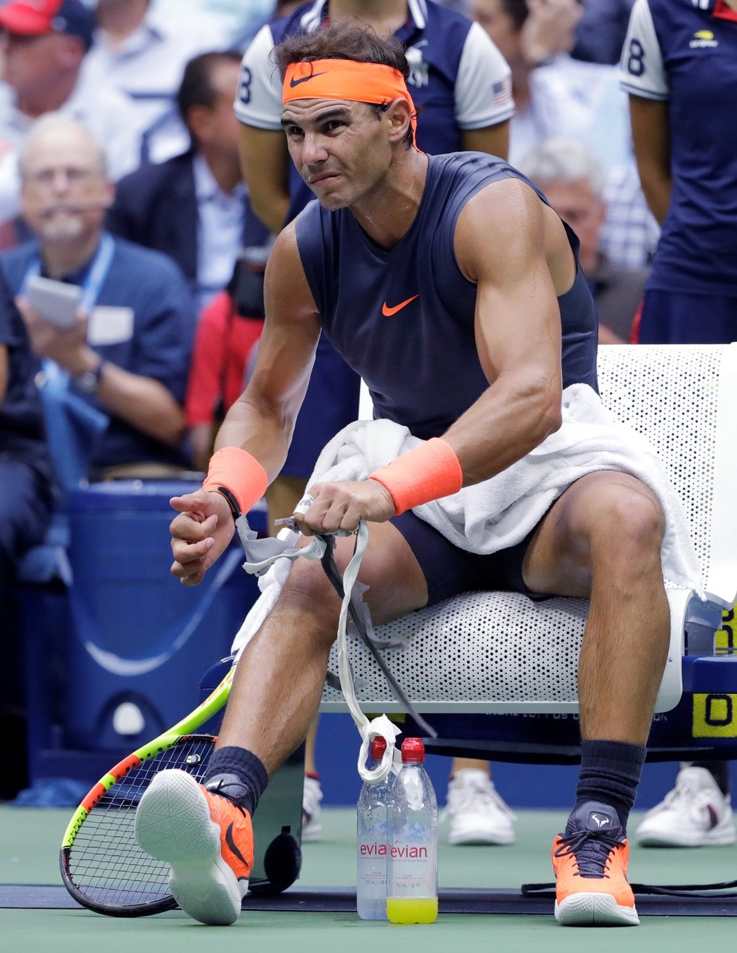 Španělský tenista Rafael Nadal si váže bolavé koleno v utkání s Juanem Martinem Del Potrem při semifnále US Open