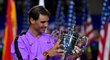 Španělský tenista Rafael Nadal s trofejí pro šampiona US Open