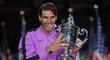 Španělský tenista Rafael Nadal pózuje s trofejí pro vítěze US Open v roce 2019