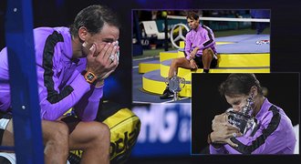 Nadalova show šampiona. Vyčerpání a slzy v emocích, útočí na Federera