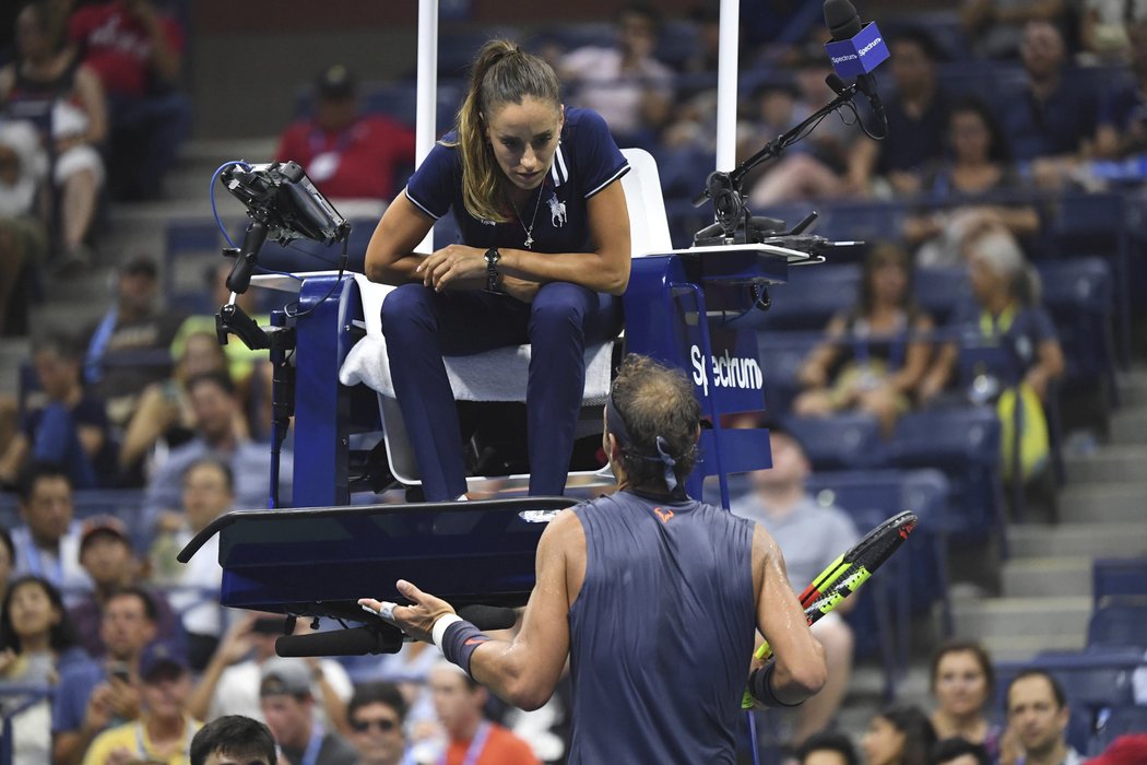 Rafael Nadal právě vysvětluje, proč se při hře tak loudal