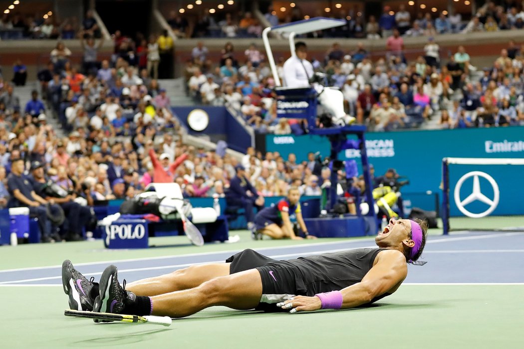 Euforie španělského tenisty Rafaela Nadala poté, co na US Open získal svůj 19. grandslamový titul