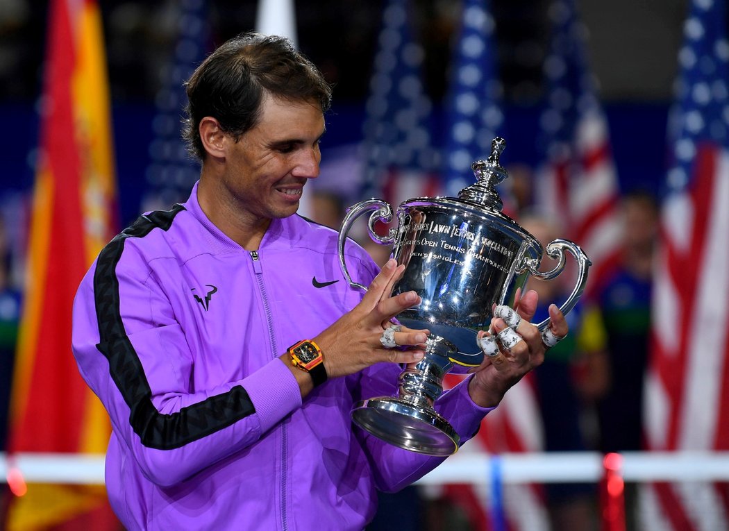 Španělský tenista Rafael Nadal s trofejí pro šampiona US Open