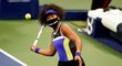 Naomi Ósakaová po vítězství v prvním kole US Open. Na roušce má jméno Breonny Taylorové, kterou v březnu zabili policisté při razii v jejím bytě...