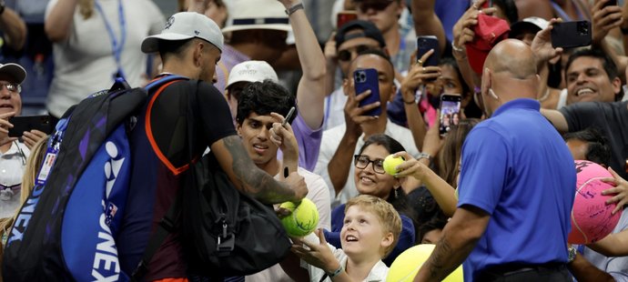 Nick Kyrgios rozdává podpisy fanouškům