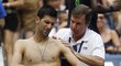Novak Djokovič si nechává v semifinále US Open masírovat rameno