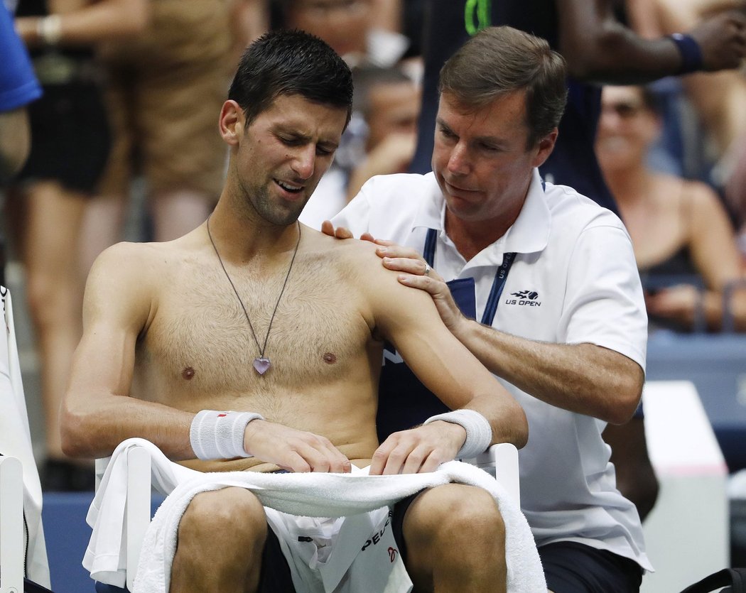 Novak Djokovič si nechává v semifinále US Open masírovat rameno