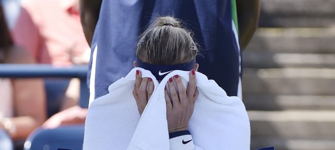 Petra Kvitová se schovává za ručník v zápase 3. kola US Open proti Aleksandře Kruničové