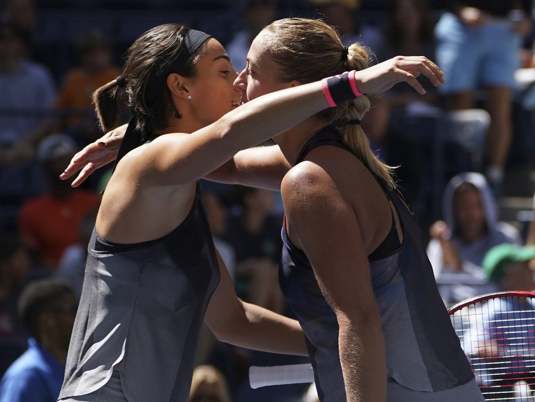 Caroline Garciaová gratuluje Petře Kvitové (vpravo) k postupu do osmifinále US Open