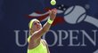 Petra Kvitová podává v zápase prvního kola US Open proti Jeleně Ostapenkové