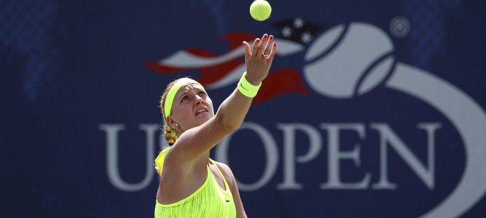 Petra Kvitová podává v zápase prvního kola US Open proti Jeleně Ostapenkové