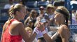 Slovenská tenistka Karolína Schmiedlová gratuluje Petře Kvitové k výhře ve 3. kole US Open