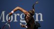 Slovenský tenisový talent Anna Karolína Schmiedlová podává v zápase třetího kola US Open proti Petře Kvitové