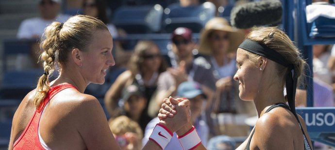 Slovenská tenistka Karolína Schmiedlová gratuluje Petře Kvitové k výhře ve 3. kole US Open