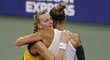 Petra Kvitová se objímá s Polonou Hercogovou po svém vítězství v prvním kole US Open