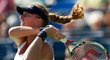 Petra Kvitová odehrává míček v zápase 2. kola US Open proti Alize Cornetové