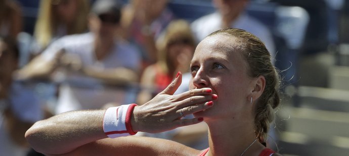 Petra Kvitová posílá vzdušný polibek fanouškům po svém triumfu ve třetím kole US Open