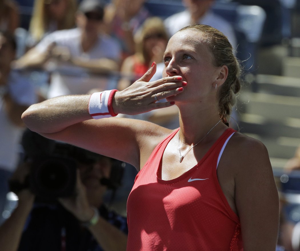 Petra Kvitová posílá vzdušný polibek fanouškům po svém triumfu ve třetím kole US Open