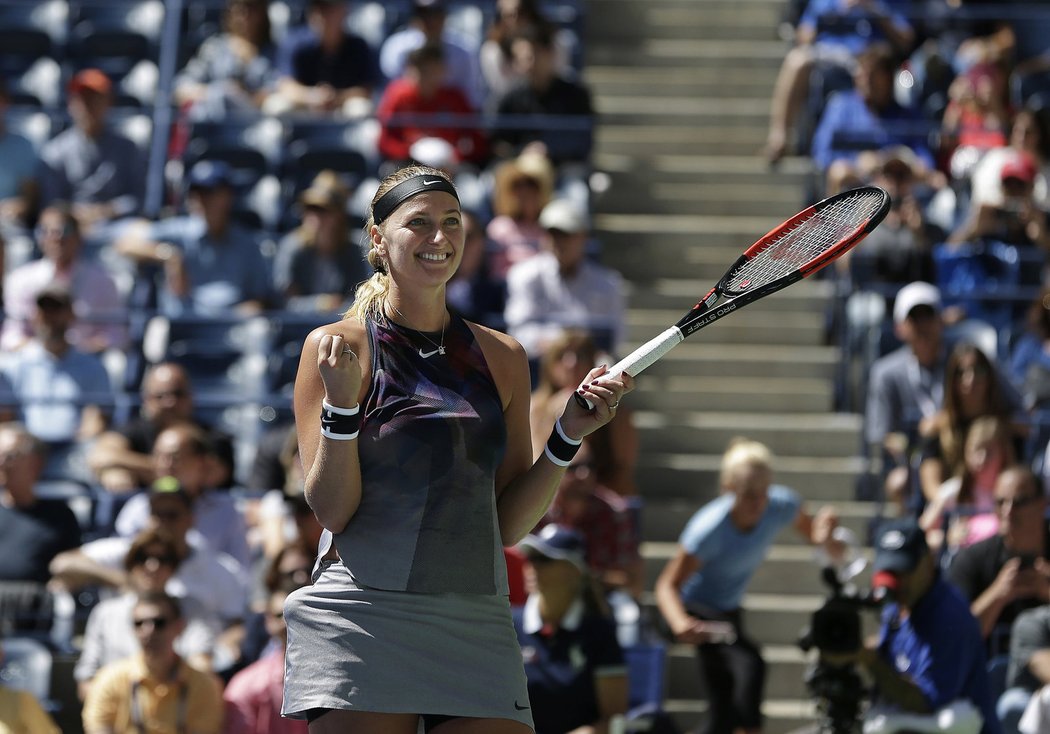 Petra Kvitová se raduje z postupu do osmifinále US Open po výhře nad Caroline Garciaovou