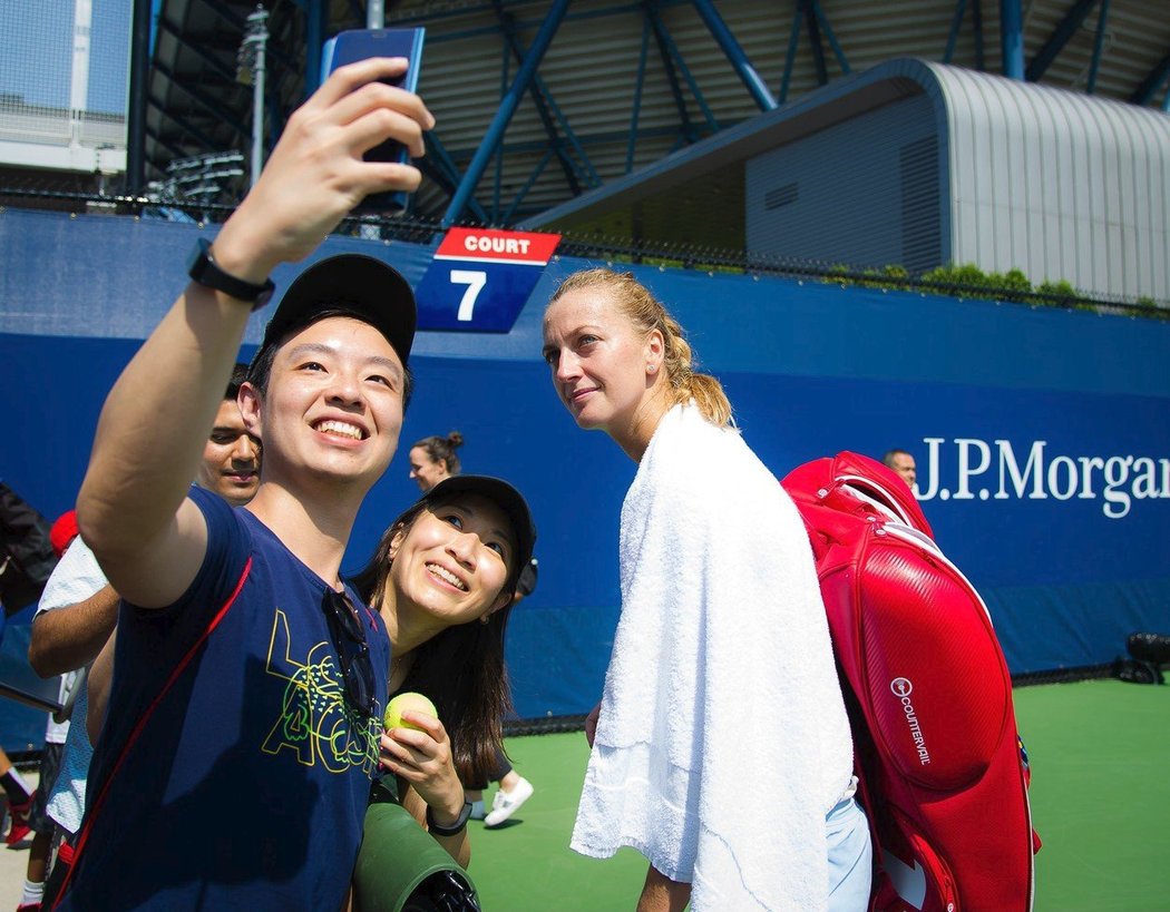 Petra Kvitová se fotí s fanoušky na grandslamovém US Open