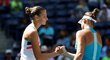 Česká tenistka Karolína Plíšková zdraví svou soupeřku Jennifer Bradyovou po výhře v osmifinále US Open