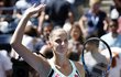 Karolína Plíšková mává fanouškům po vítězném osmifinále na tenisovém US Open