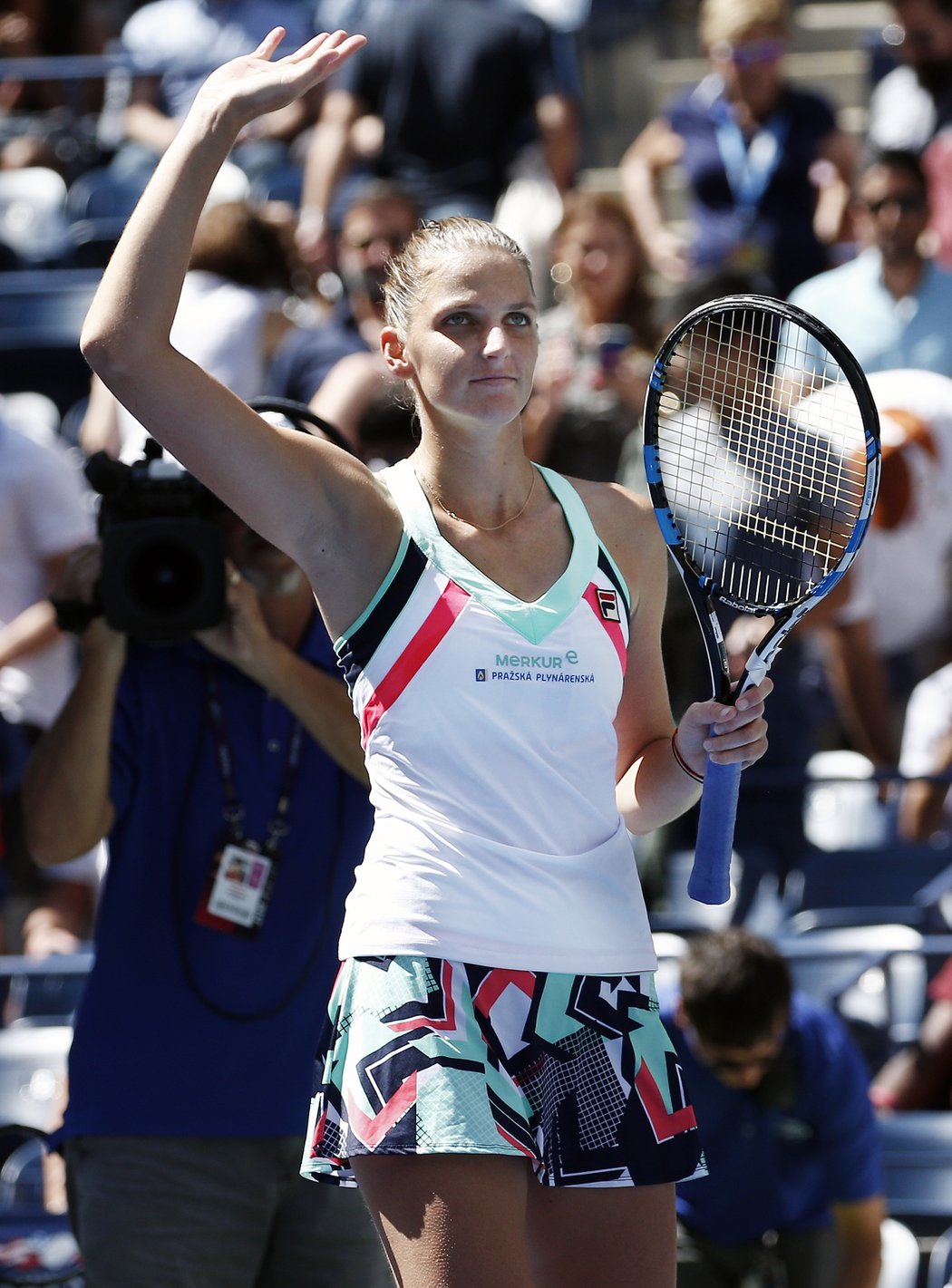 Karolína Plíšková mává fanouškům po vítězném osmifinále na tenisovém US Open