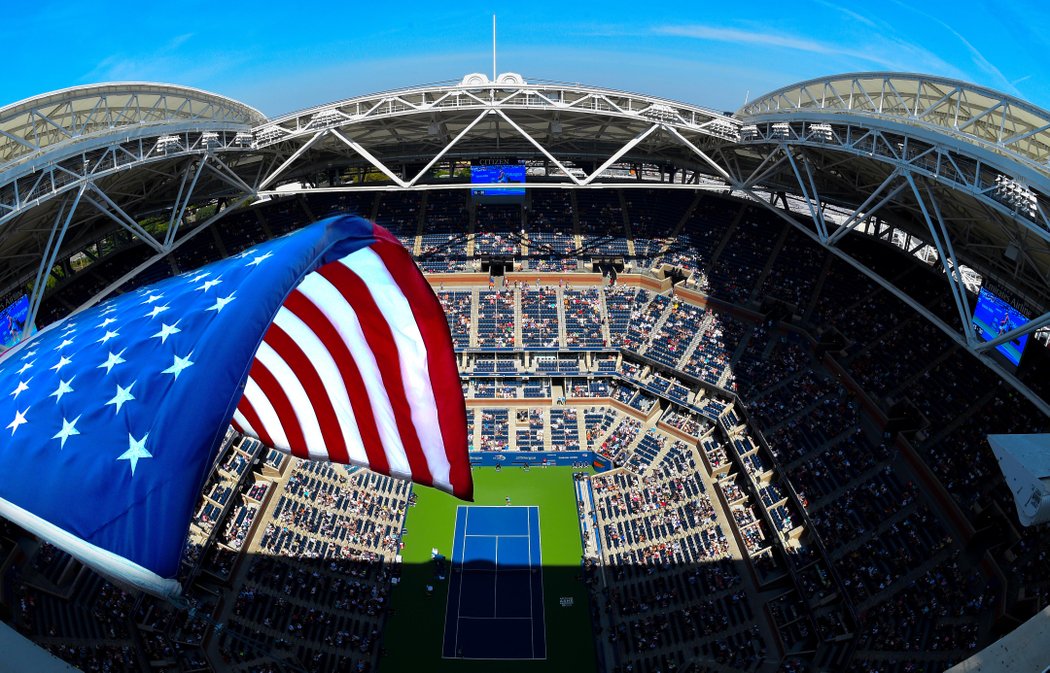 Pohled na centrální dvorec Arthura Ashe během osmifinále US Open