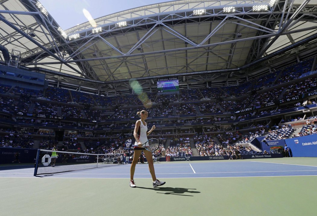 Česká jednička Karolína Plíšková postoupila poprvé v kariéře do grandslamového semifinále.