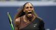 Serena Williamsová se raduje z vítězství nad Karolínou Plíškovou.