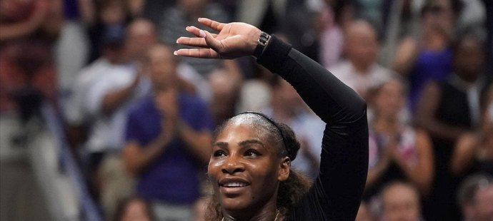 Serena Williamsová zdraví diváky po výhře 2:0 na sety nad Karolínou Plíškovou.