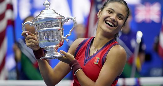 Emma Raducanuová s trofejí pro vítězku US Open Emma Raducanuová s trofejí pro vítězku US Open