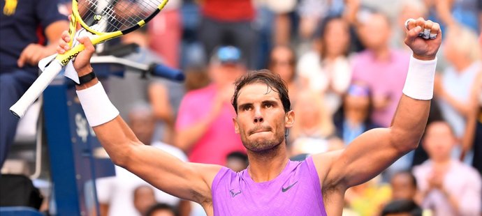 Španělský tenista Rafael Nadal slaví na US Open postup do osmifinále