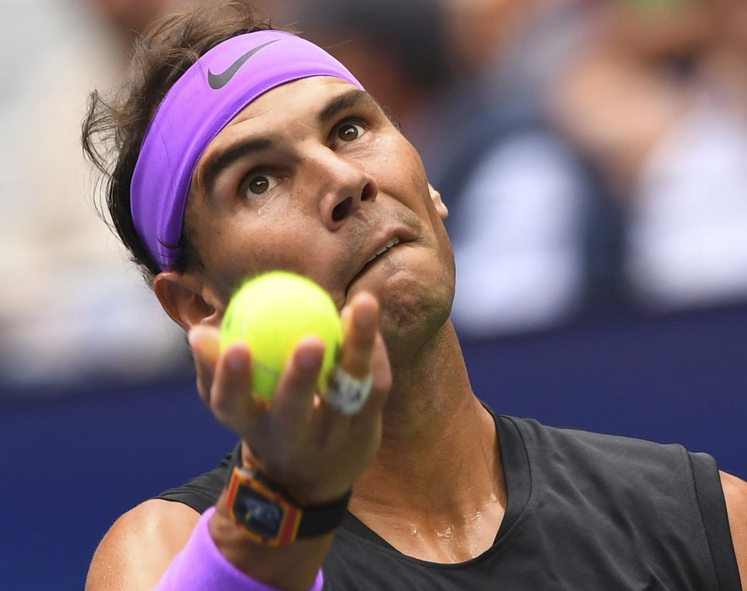 Rafael Nadal a jeho typický výraz při podání