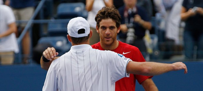 Dojemné objetí po zápase. Del Potro ví, že je posledním tenistou, se kterým se Roddick utkal.