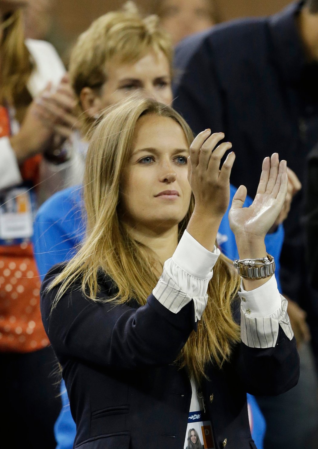 Přítelkyně britského tenisty Kim Searsová tleská jednomu z vydařených míčků Murrayho.
