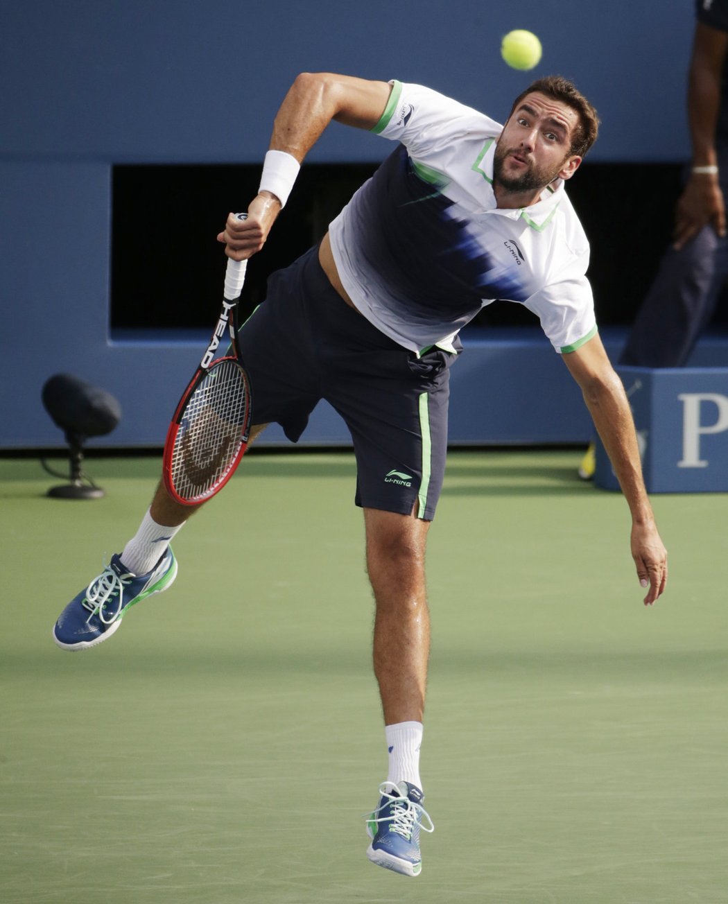 Chorvatský tenista Marin Čilič vyřídil Švýcara Rogera Federera v semifinále US Open ve třech setech.