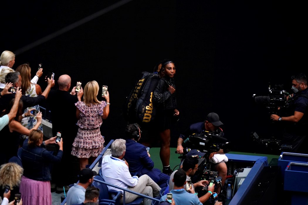 Serena Williamsová postoupila na tenisovém US Open do třetího kola. Světovou dvojku Anett Kontaveitovou porazila 7:6, 2:6, 6:2