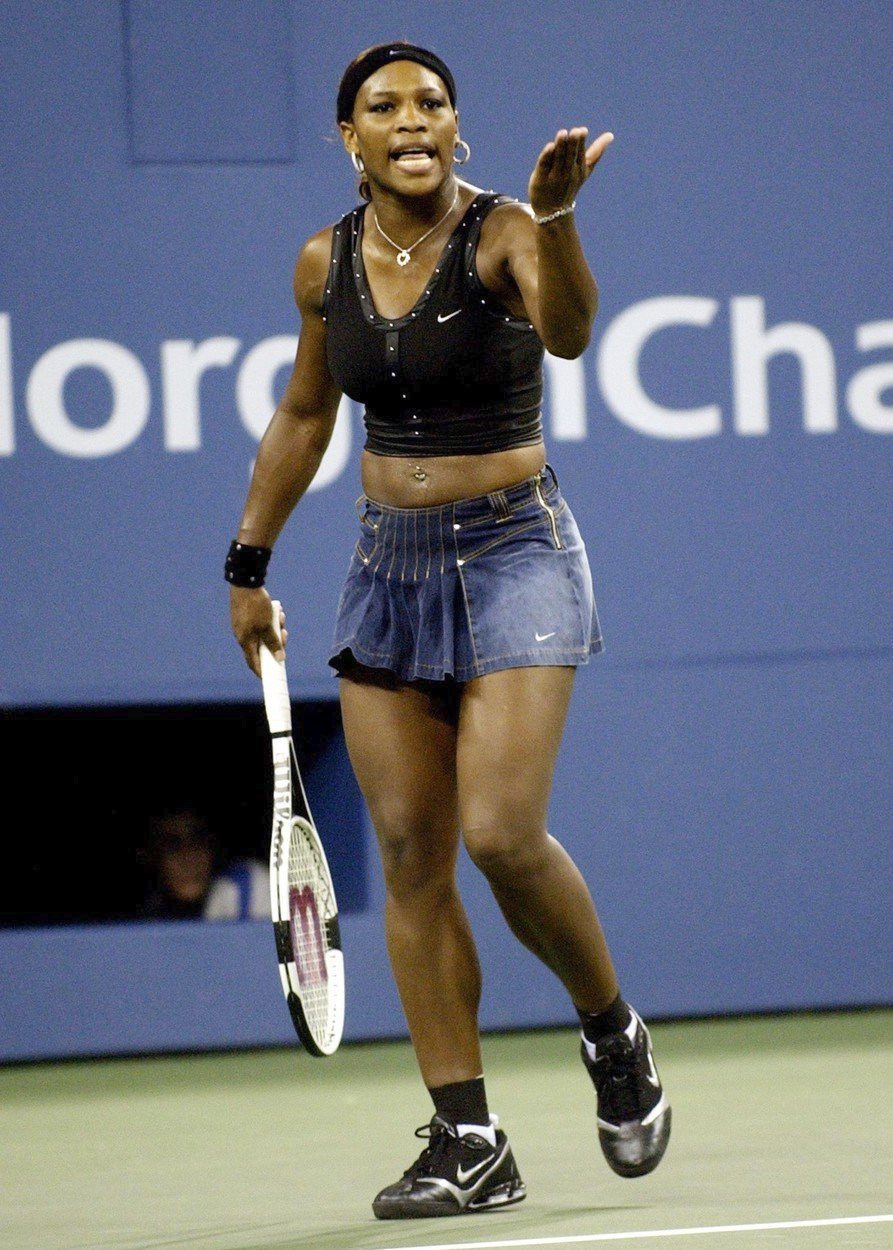 Serena Williamsová se rozčiluje v semifinále US Open 2004 proti Jennifer Capriatiové