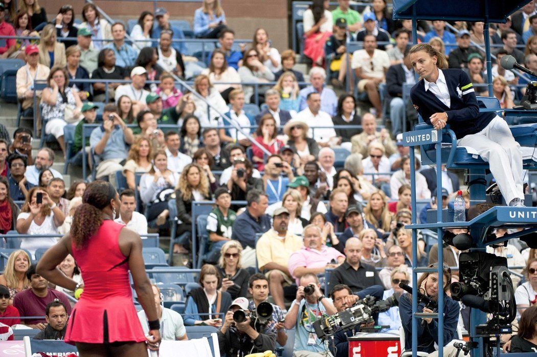 Tenisová rozhodčí Eva Asderakiová a rozčílená Serena Williamsová na US Open v roce 2011