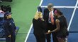 Serena Williamsová diskutuje s hlavní rozhodčí a supervizorem US Open v semifinále turnaje v roce 2009, kdy slovně napadla čárovou sudí (vlevo)