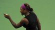 Rozzuřená Serena Williamsová v semifinále US Open 2009 proti Kim Clijstersové