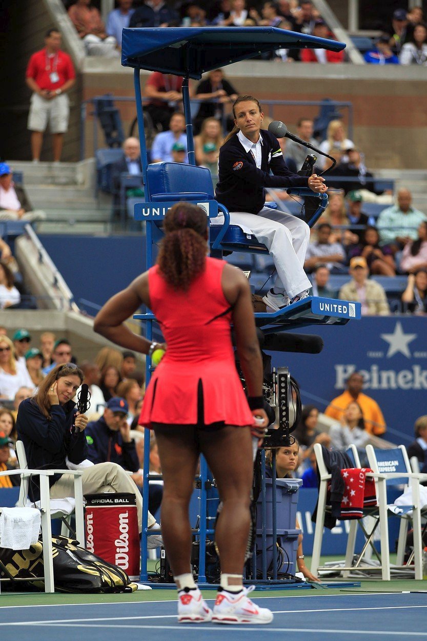 Serena Williamsová diskutuje s rozhodčí ve finále US Open 2011 proti Samantě Stosurové