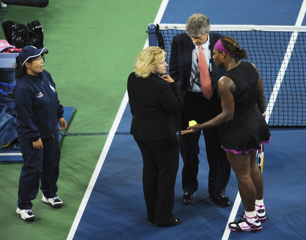 Serena Williamsová diskutuje s hlavní rozhodčí a supervizorem US Open v semifinále turnaje v roce 2009, kdy slovně napadla čárovou sudí (vlevo)