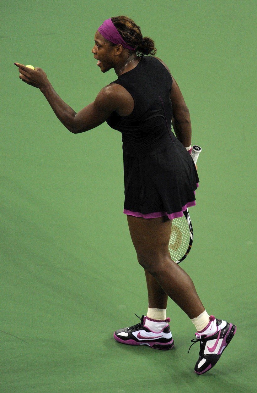 Rozzuřená Serena Williamsová v semifinále US Open 2009 proti Kim Clijstersové