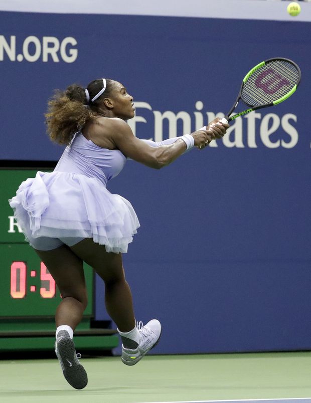 Serena Williamsová postoupila i přes tento lehce nekomfortní outfit Serena Williamsová postoupila i přes tento lehce nekomfortní outfit