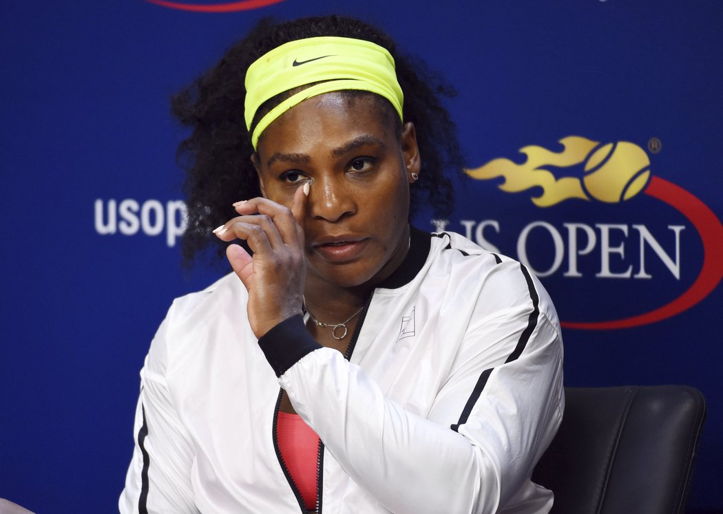 Serena Williamsová na tiskové konferenci po prohraném semifinále US Open s Robertou Vinciovou