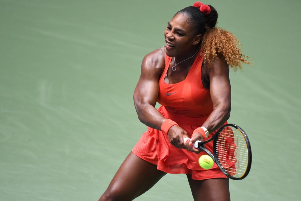 Serena Williamsová porazila ve čtvrtfinálovém souboji na US Open Bulharku Pironkovovou a počtrnácté je v New Yorku v semifinále.