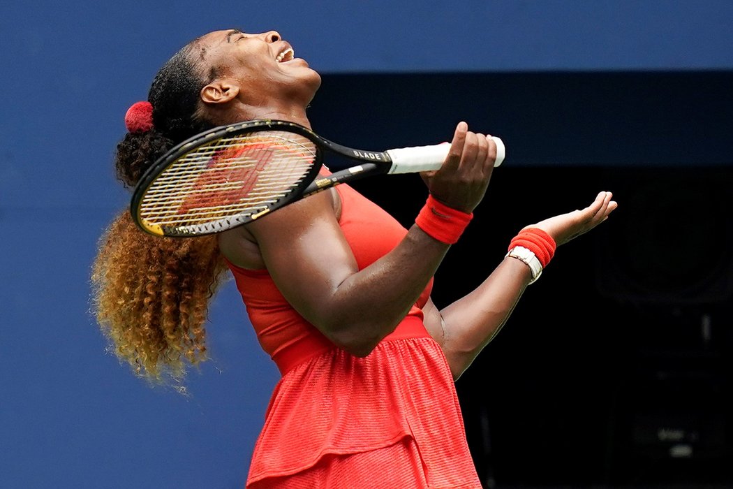 Serena Williamsová porazila ve čtvrtfinálovém souboji na US Open Bulharku Pironkovovou a počtrnácté je v New Yorku v semifinále.